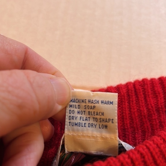 VTG-A’Milano-L-Red crewneck long sleeve sweater with embroidered heart on pocket - Picture 5 of 10